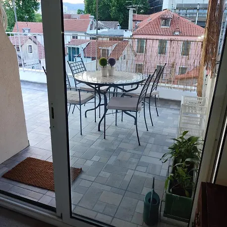 R&e Apartment *
