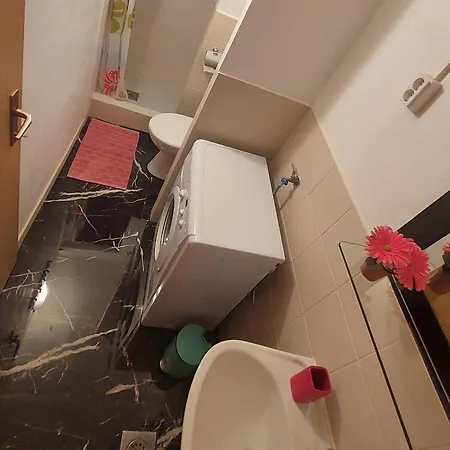 R&e Apartment Split
